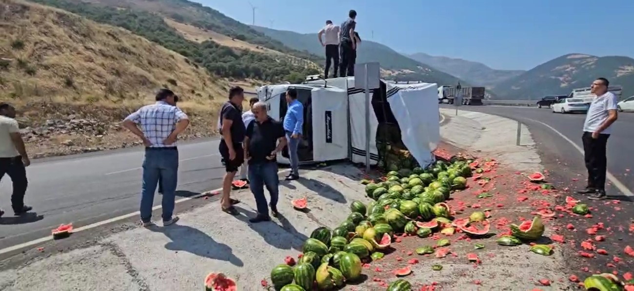 Karpuz yüklü kamyonet yan yattı