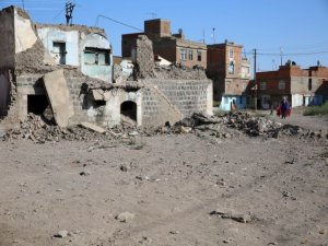 Surların taşları satılıyor!