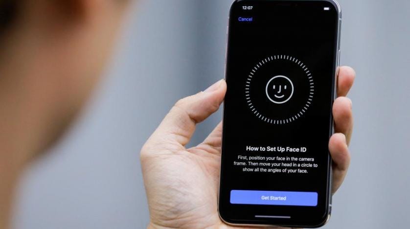ABD'ye Seyahat Edecekler İçin Kritik Uyarı: Telefonunuzdaki Face ID'yi Neden Derhal Kapatmalısınız?