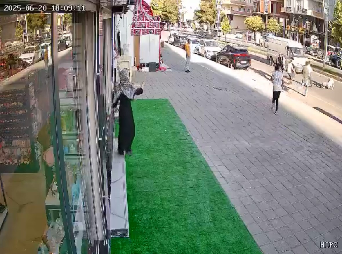 Yere düşen genç minibüsün altında kaldı