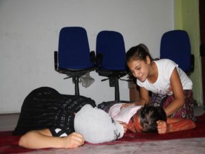 Çocuklar tiyatro oyunu ile Rojava'ya destek oluyorlar