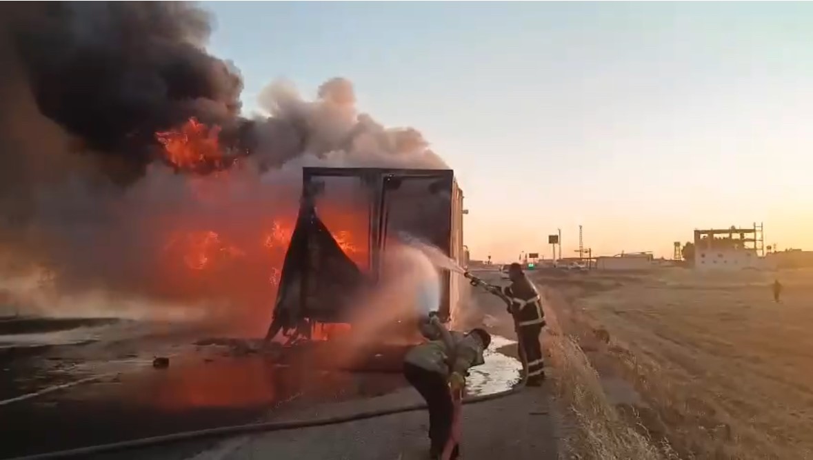 Seyir halindeki kamyon alev aldı