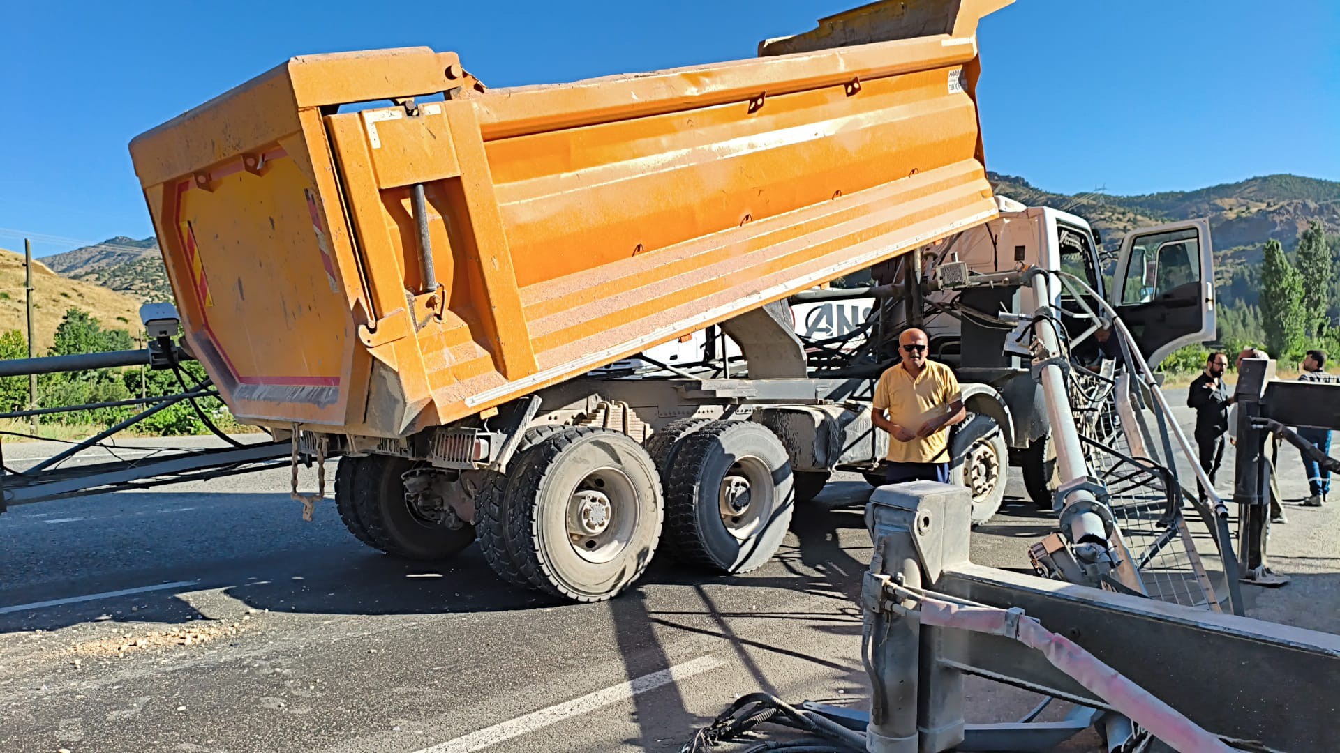 Kamyon EDS direğine çarptı