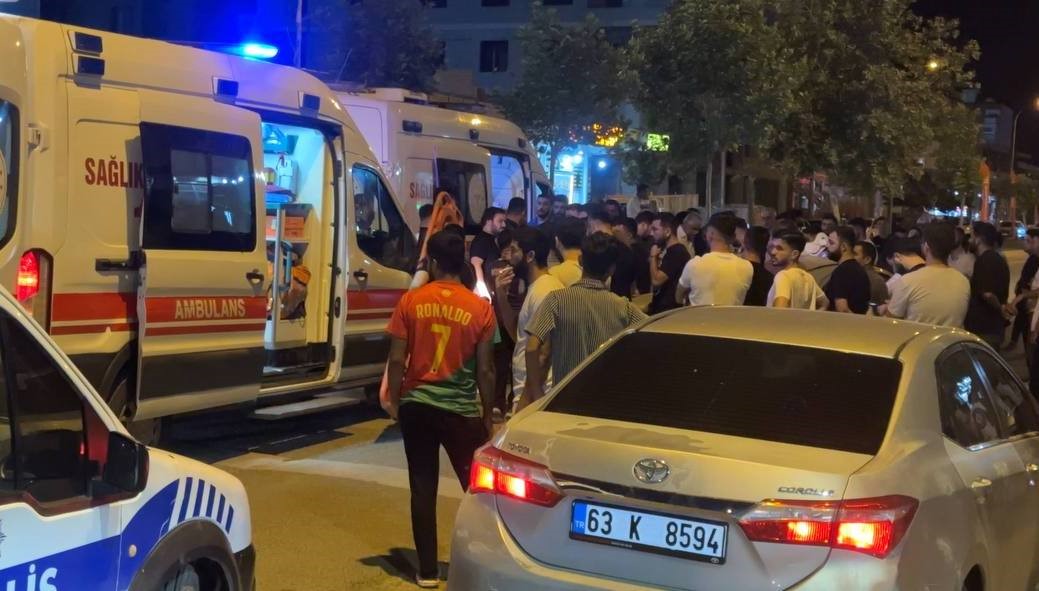 Otomobil park halindeki araçlara çarptı