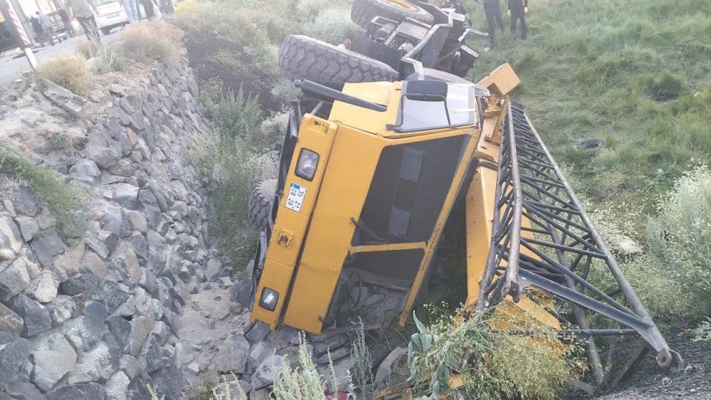 Vinç faciası: Operatör devrilen aracın altında can verdi