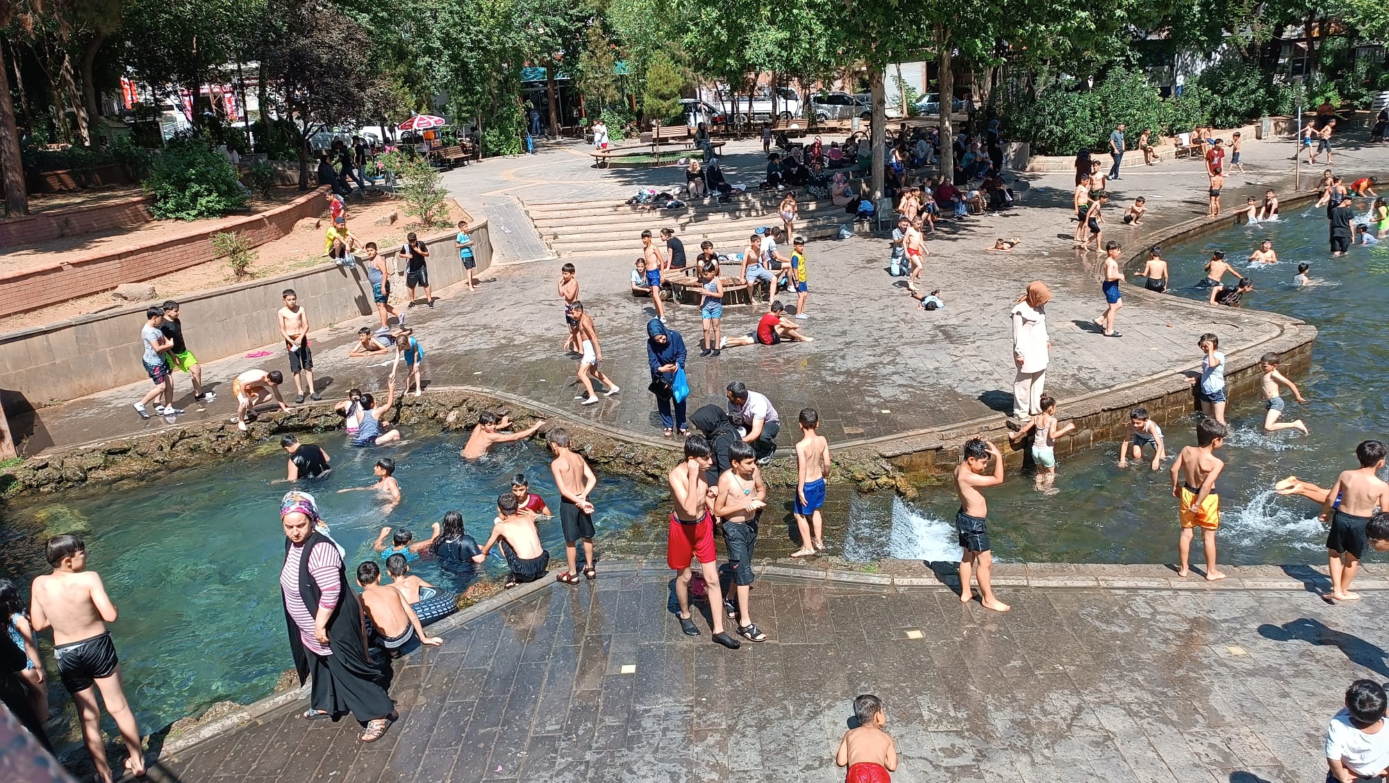 VİDEO - Sur’da çocukların serinleme adresi yine değişmedi