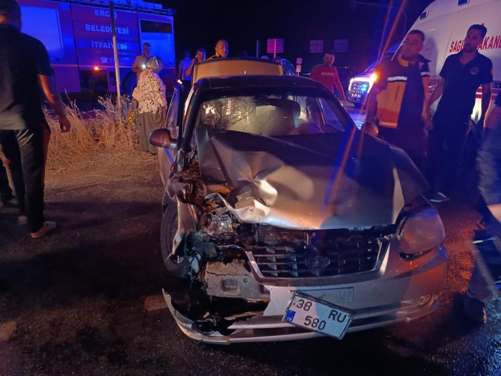 2 otomobil çarpıştı: 9 yaralı