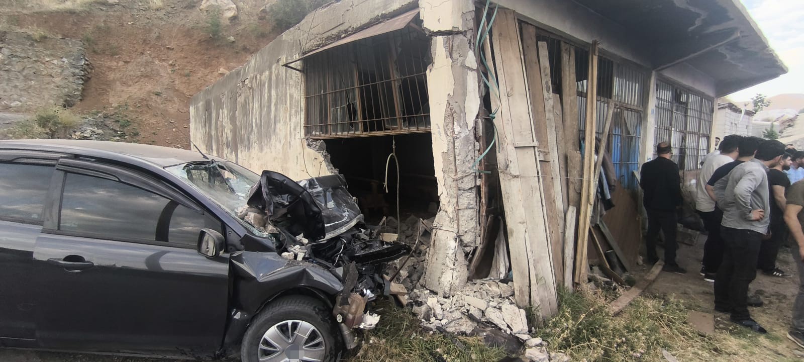 Otomobil duvara çarptı: 2 ölü, 2 yaralı