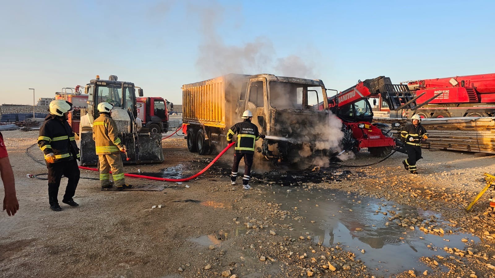 Hafriyat kamyonu yangında kül oldu