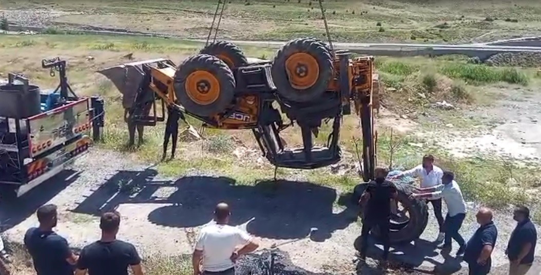Bitlis’te iş makinesi kaza yaptı