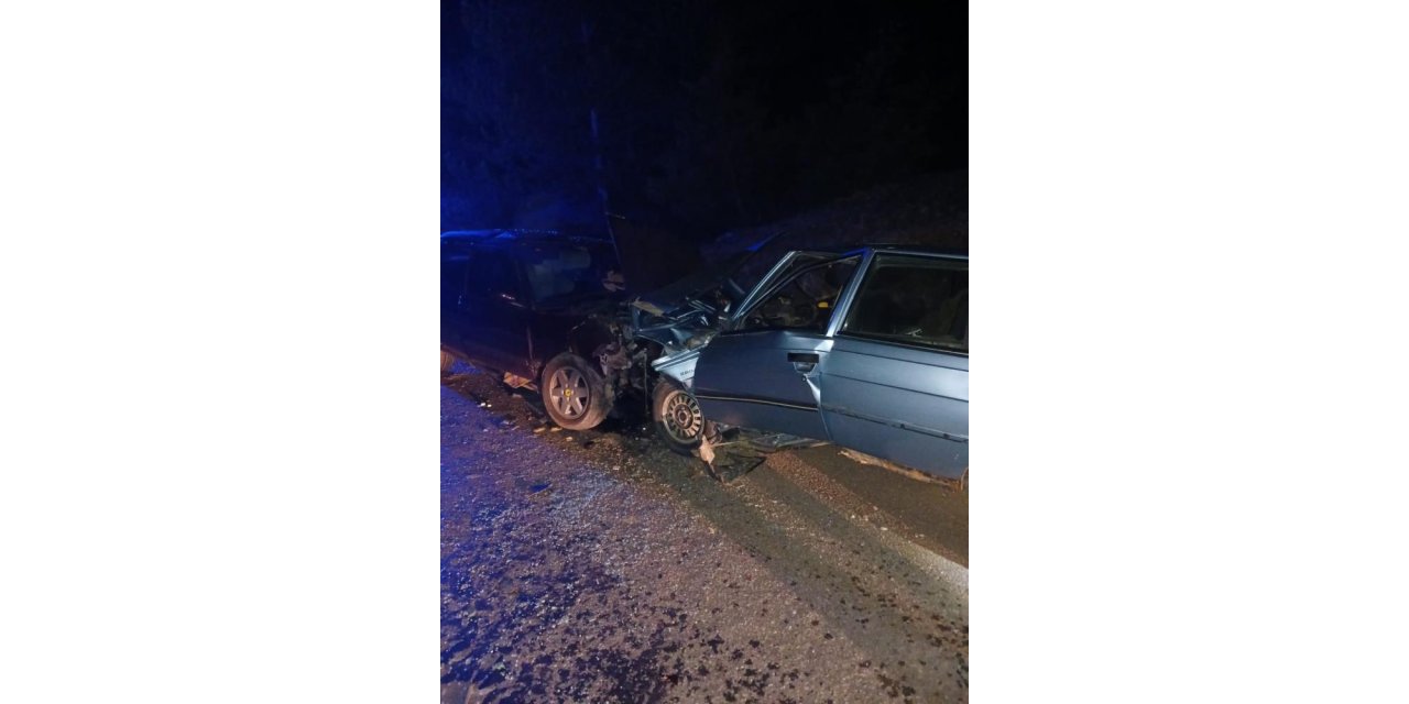 İki otomobil kafa kafaya çarpıştı: 3 yaralı