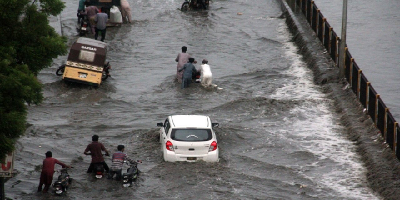 Muson felaketi 1 haftada 73 can aldı