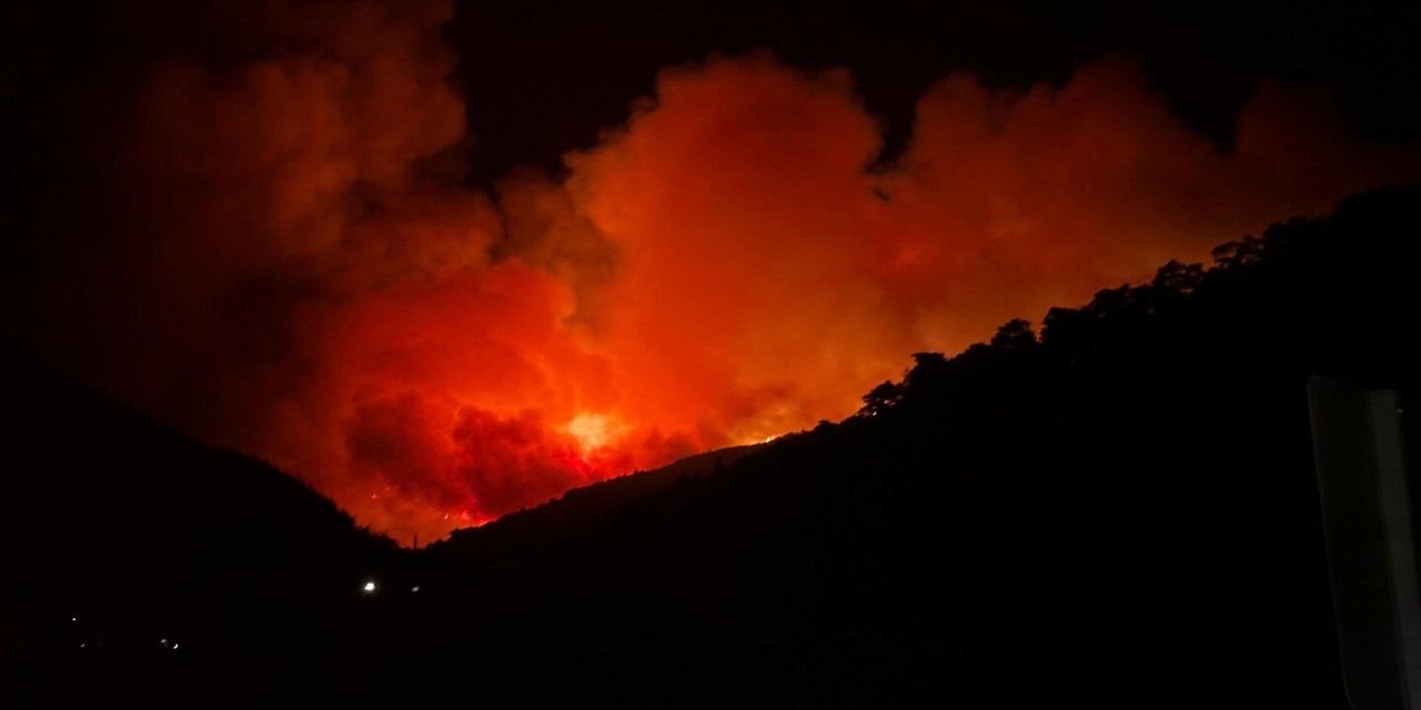 Çeşme'de orman yangını büyüyor: İzmir Karayolu trafiğe kapatıldı, köyler boşaltılıyor