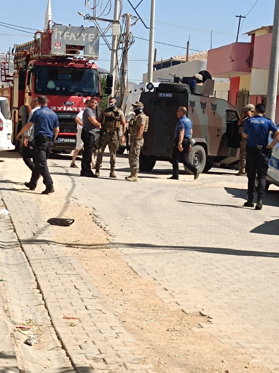 Eşini ve çocuklarını bıçakla rehin alan kişi gözaltına alındı