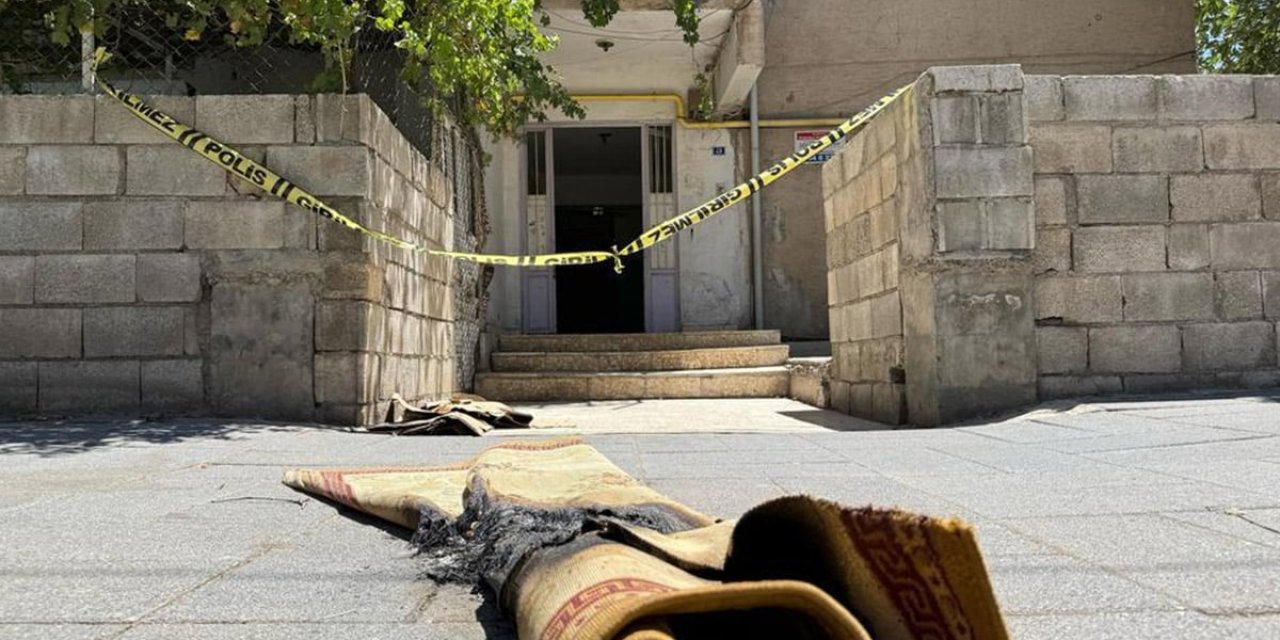 İntihar etmek isteyen kızını benzin döküp yaktı