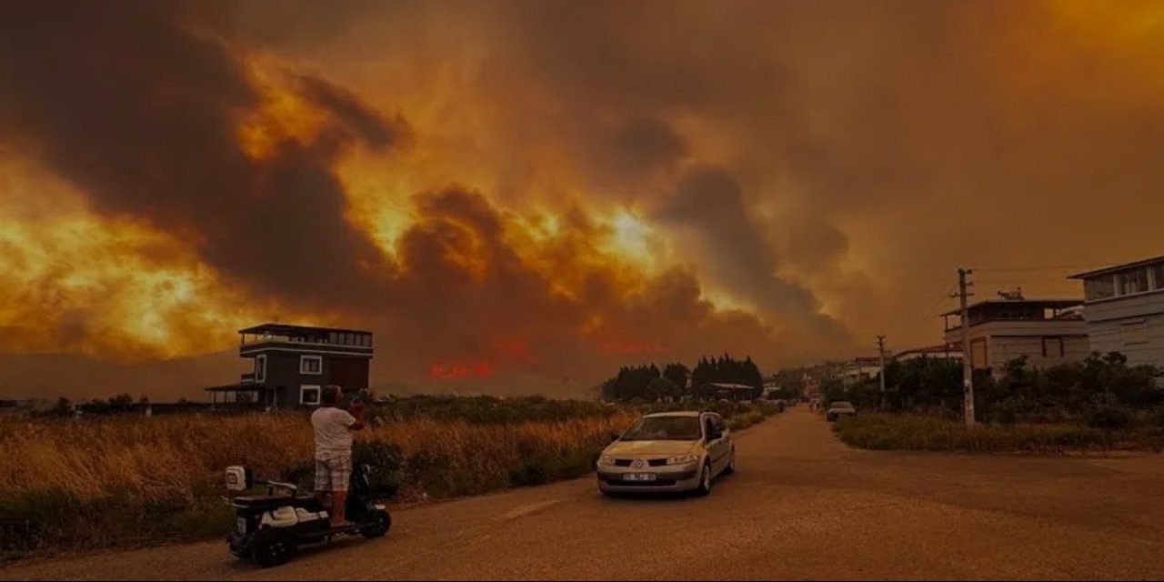 İzmir Belediye Başkanı'ndan açıklama: "Ormanlar tamamen yanıyor, kahrolarak izliyoruz"