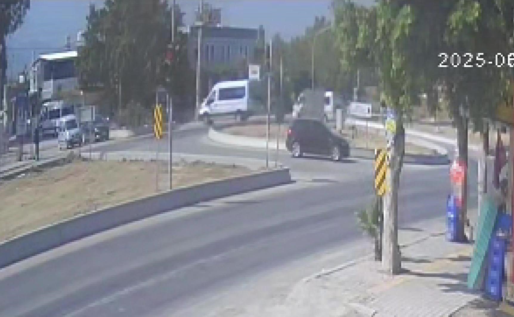 VİDEO - Otomobil refüje çıktı