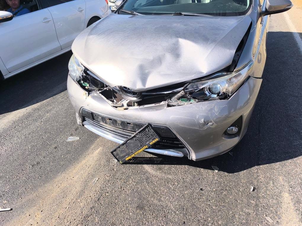 İki otomobil çarpıştı