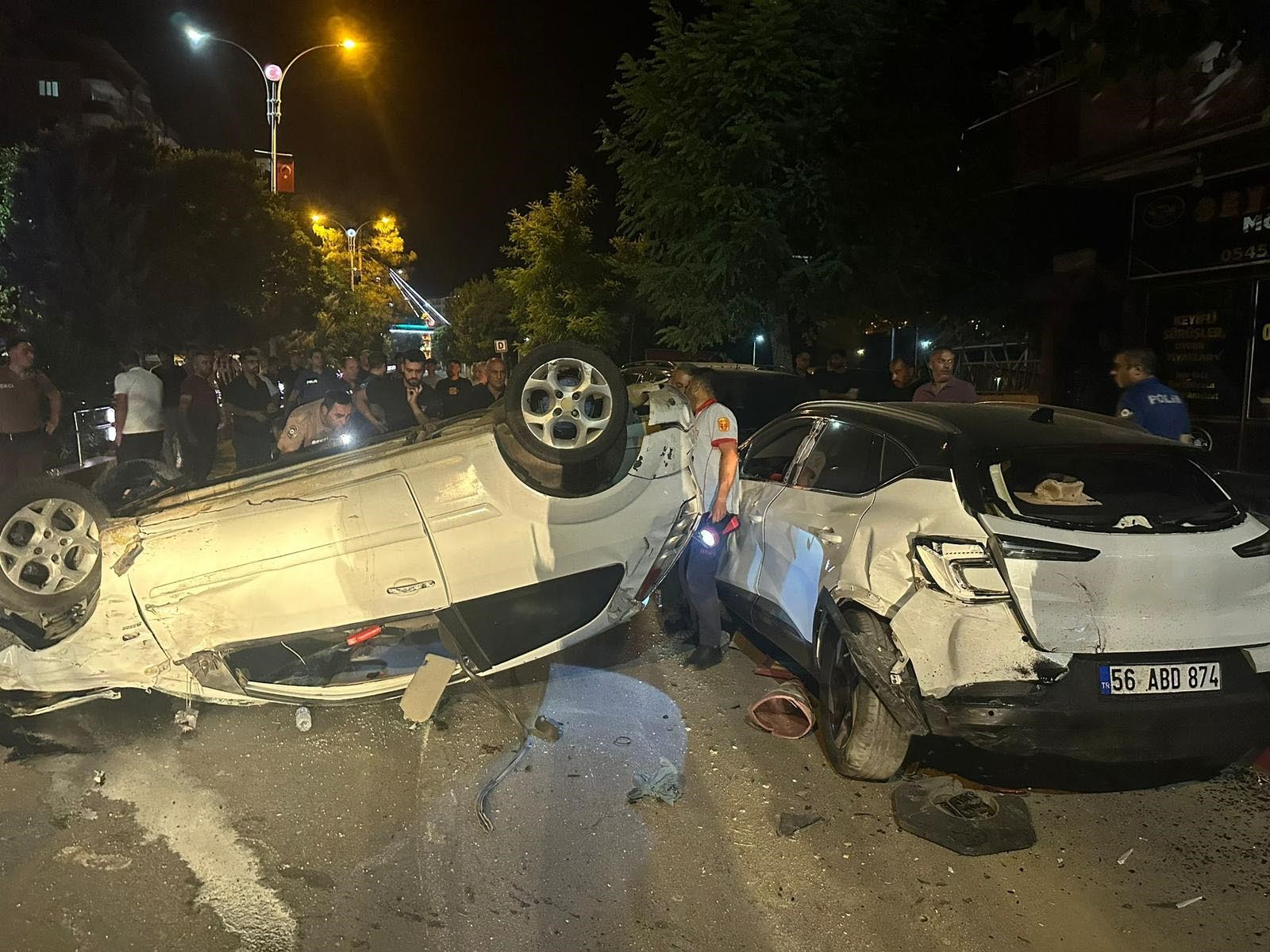 Refüje çarpan otomobil takla attı: 5 yaralı