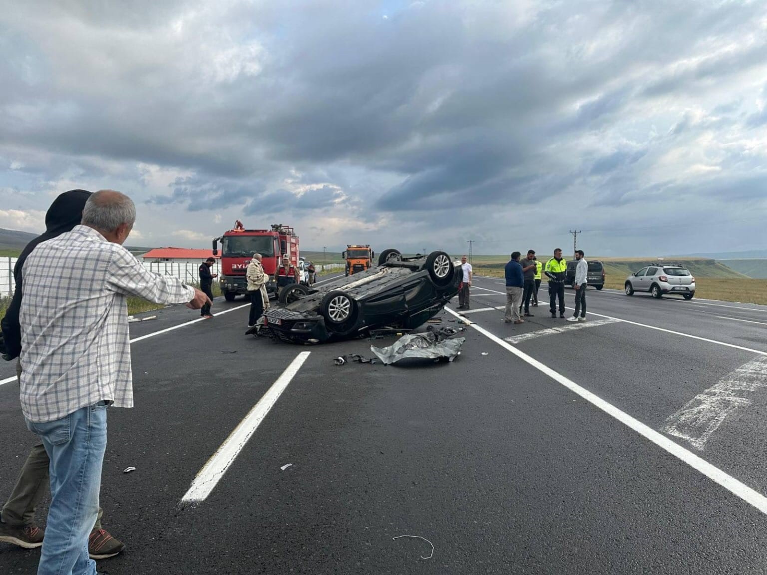 Otomobil kamyona çarpıp takla attı
