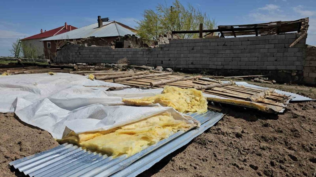 Hortum çatıları uçurdu