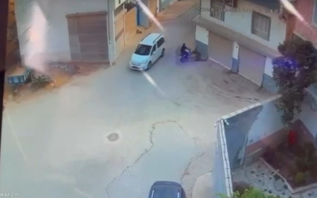 Motosikletli kadın sürücü duvara çarptı