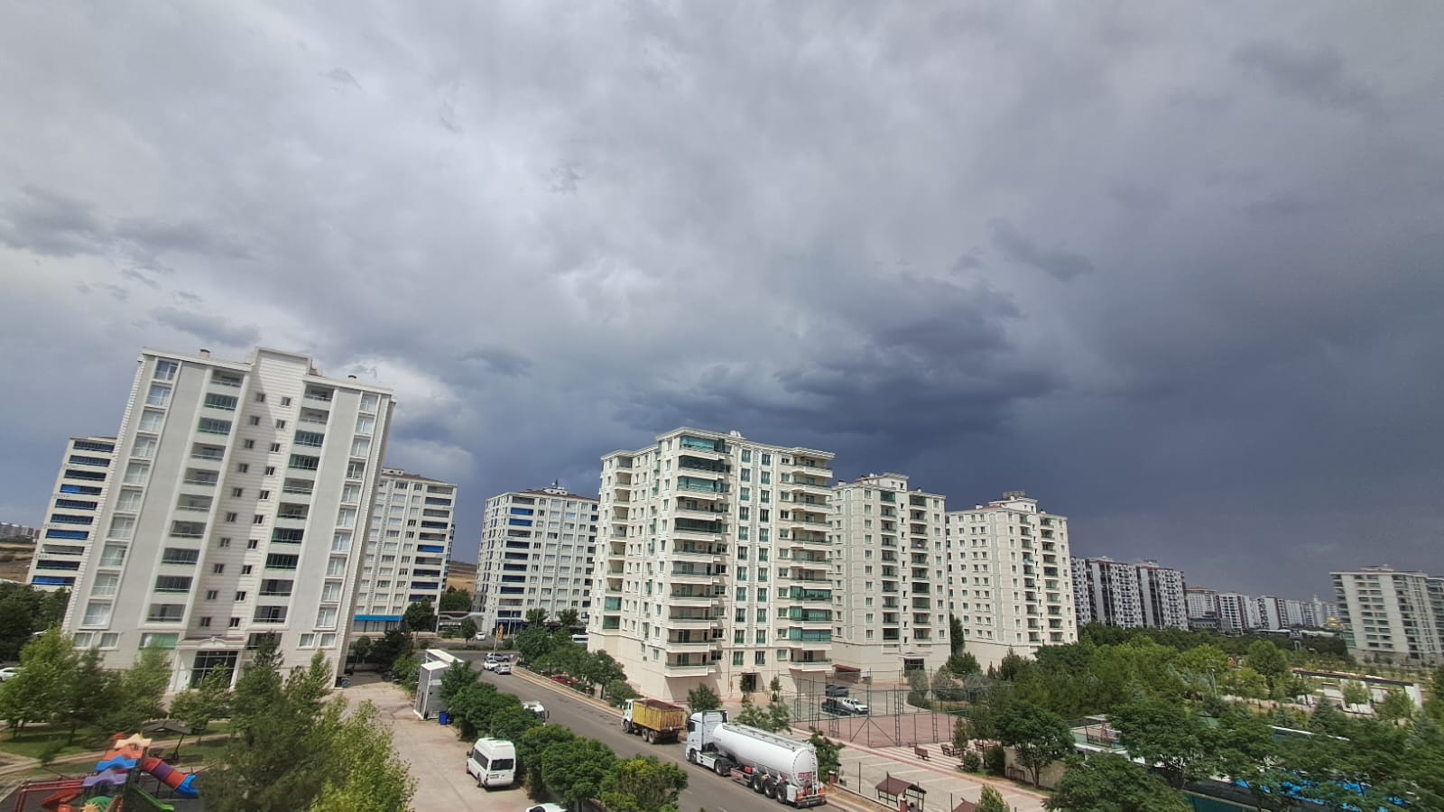 VİDEO - Diyarbakır'da anlık değişen iklim