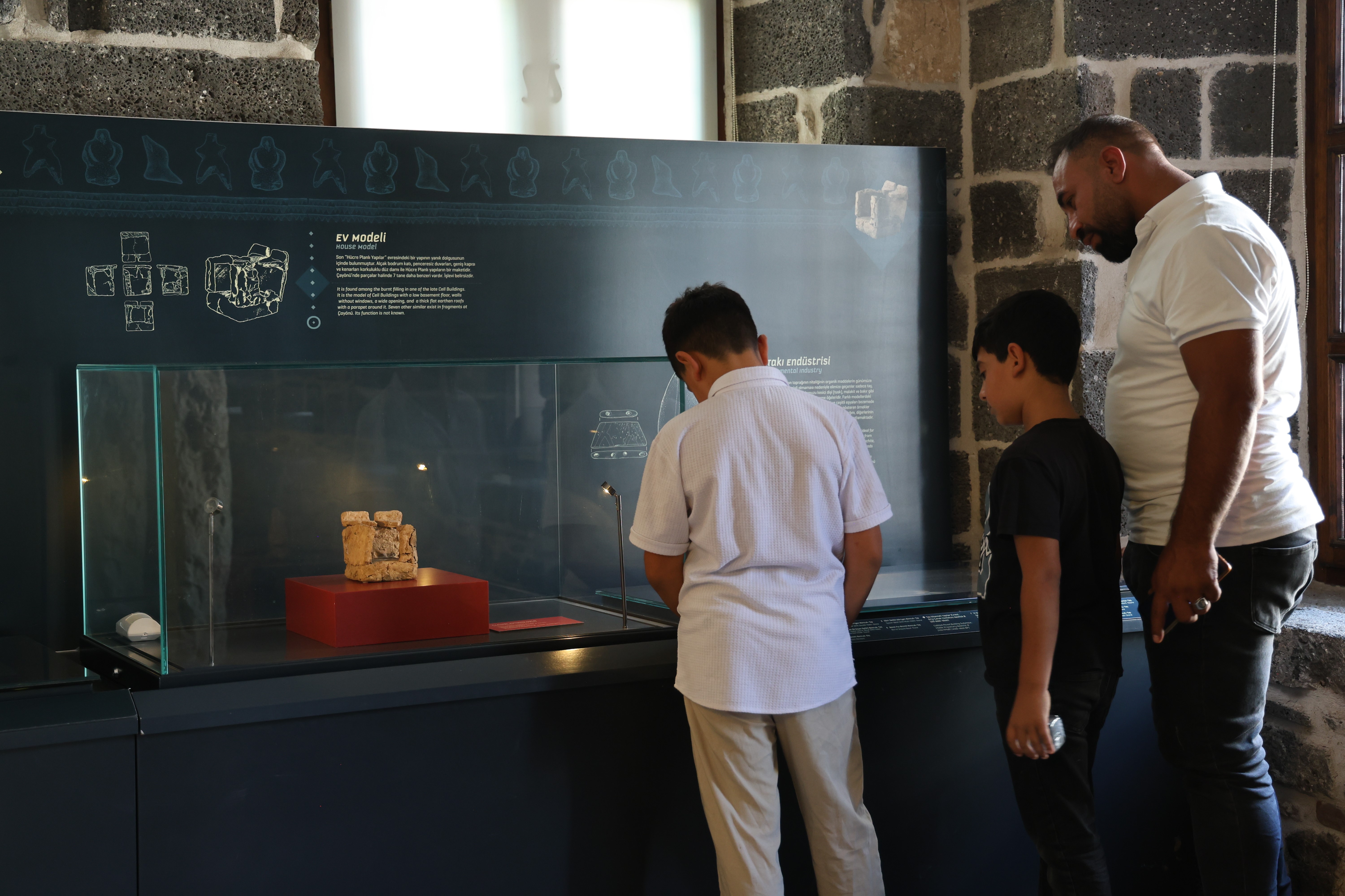 Diyarbakır’da 12 bin yıllık ev maketi sergileniyor
