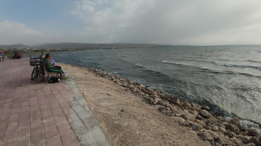 Van’da sert rüzgar dalgaları yükseltti