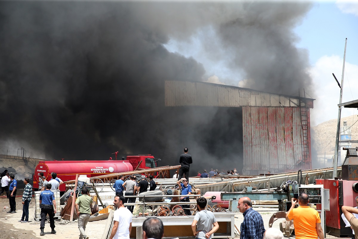 Van'da geri dönüşüm tesisinde yangın