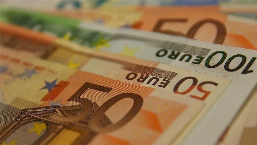Euro coştu, dolar takipte