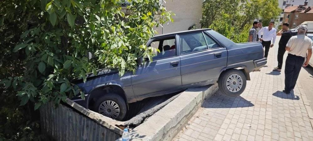 Tekeri patlayan otomobil kaza yaptı