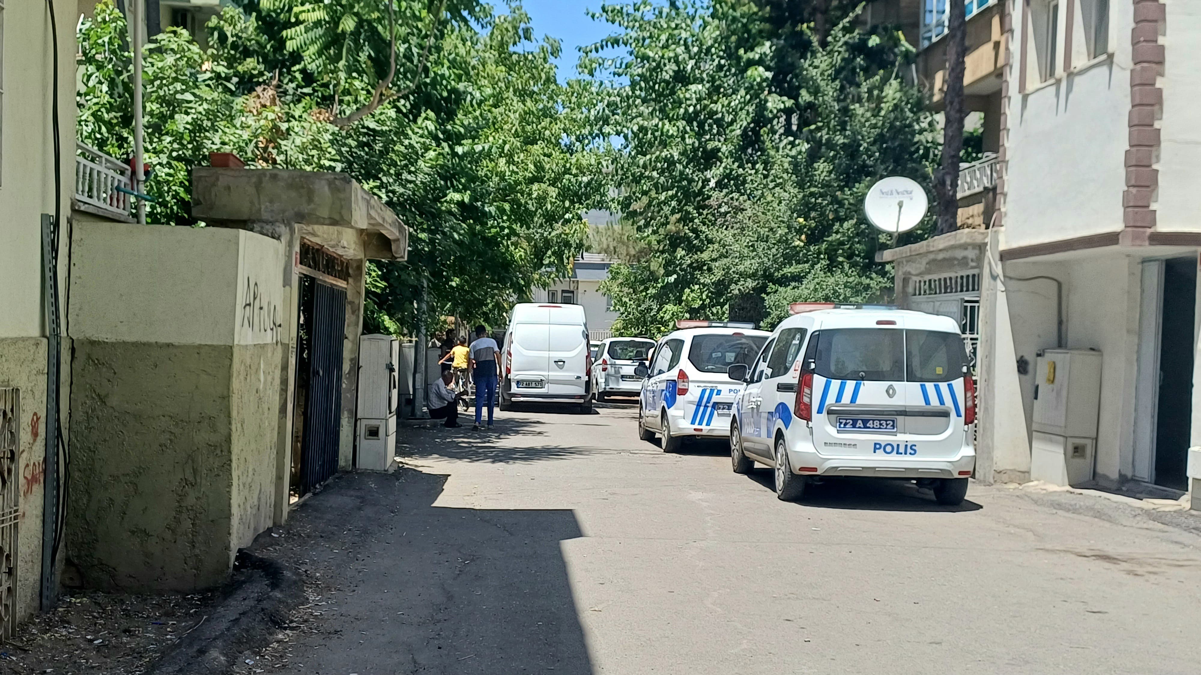 Eşini ve iki çocuğunu bıçakla yaraladı