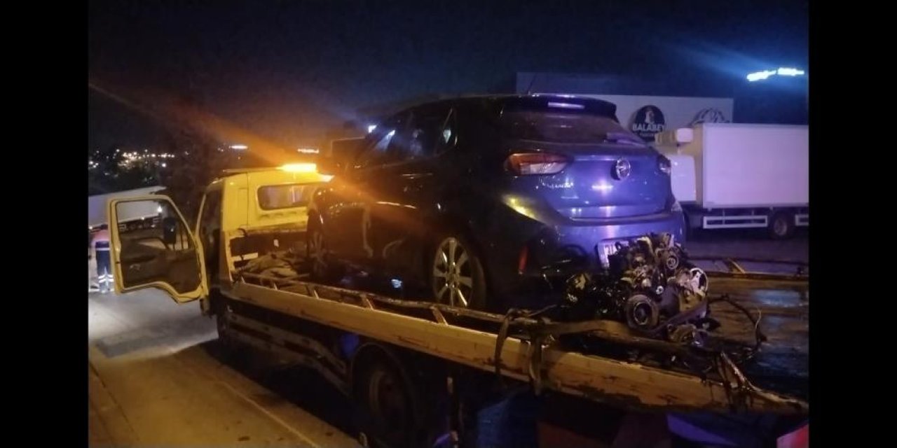 Otomobil fabrika duvarına çarptı: 2 yaralı