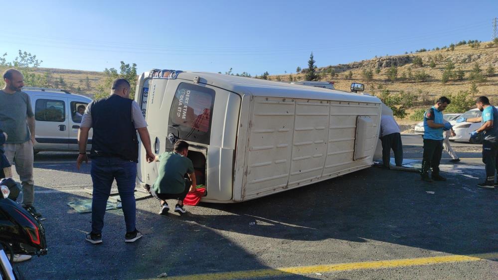 İşçi servisi ile otomobil çarpıştı: 12 yaralı