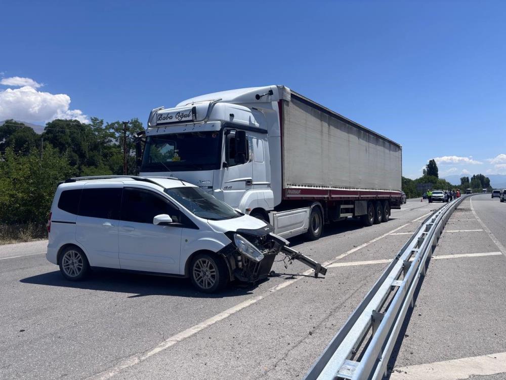 Otomobil ile tır çarpıştı: 2 yaralı