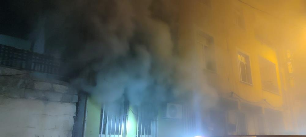 Evde yangın çıktı, Aile dumandan etkilendi