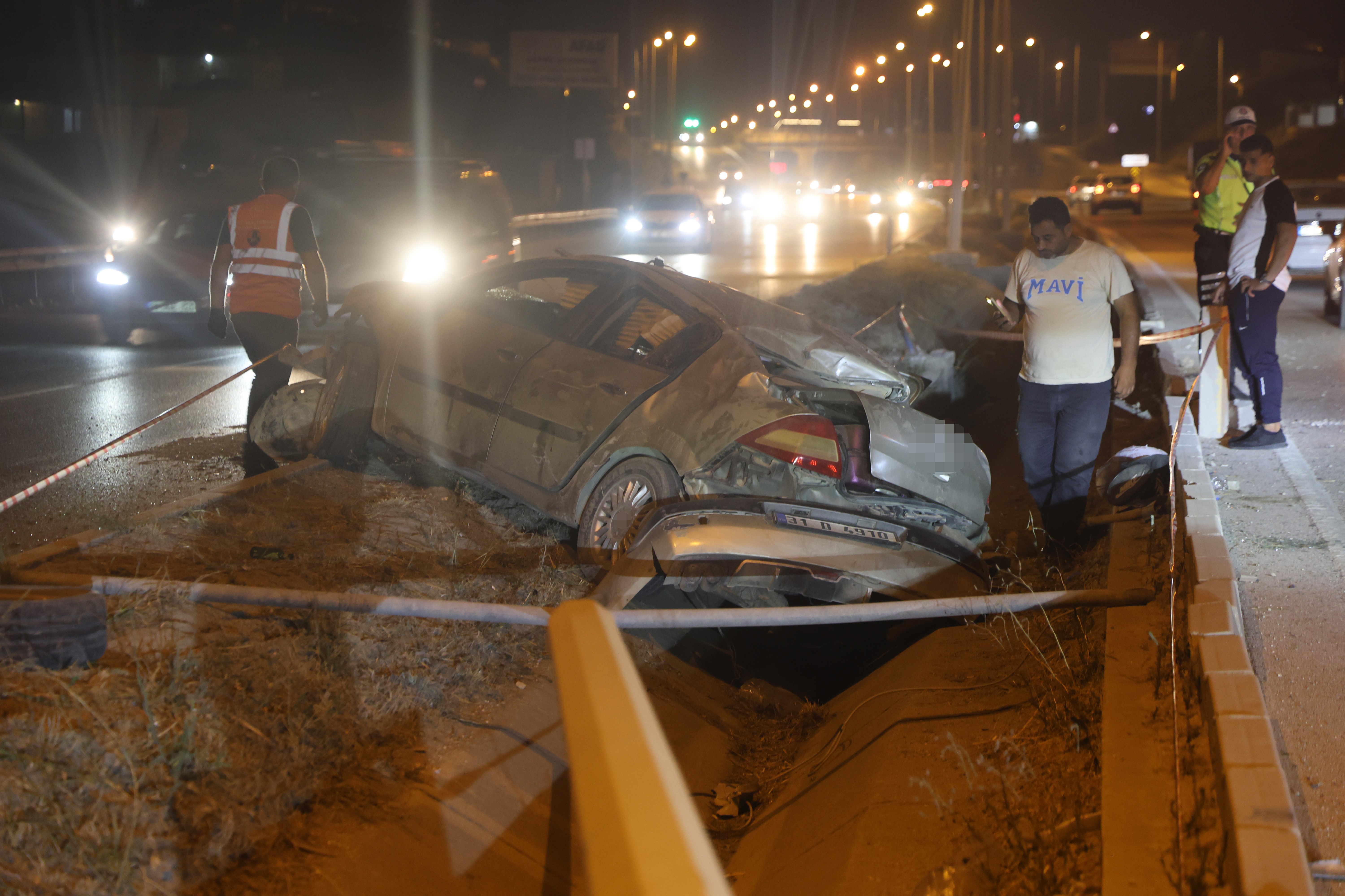 Otomobil aydınlatma direğine çarptı