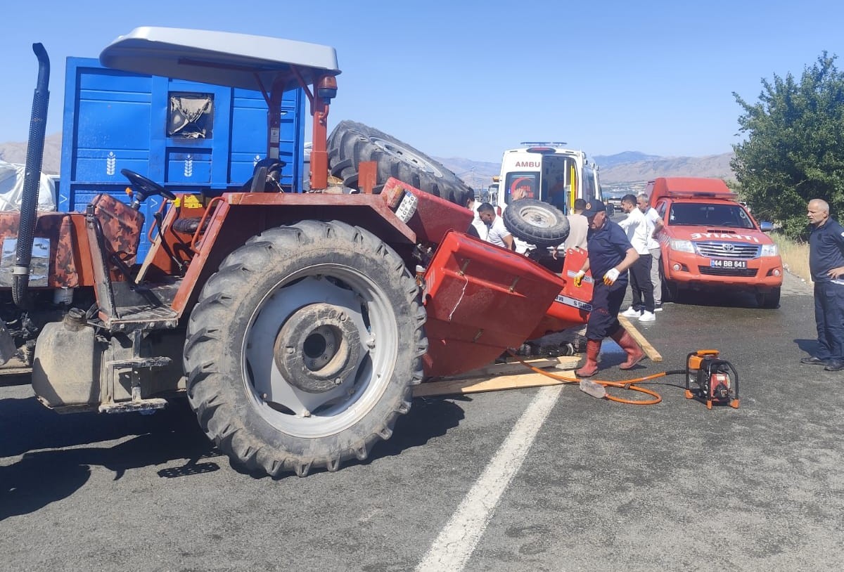 Traktör ile tır çarpıştı: 1 ölü