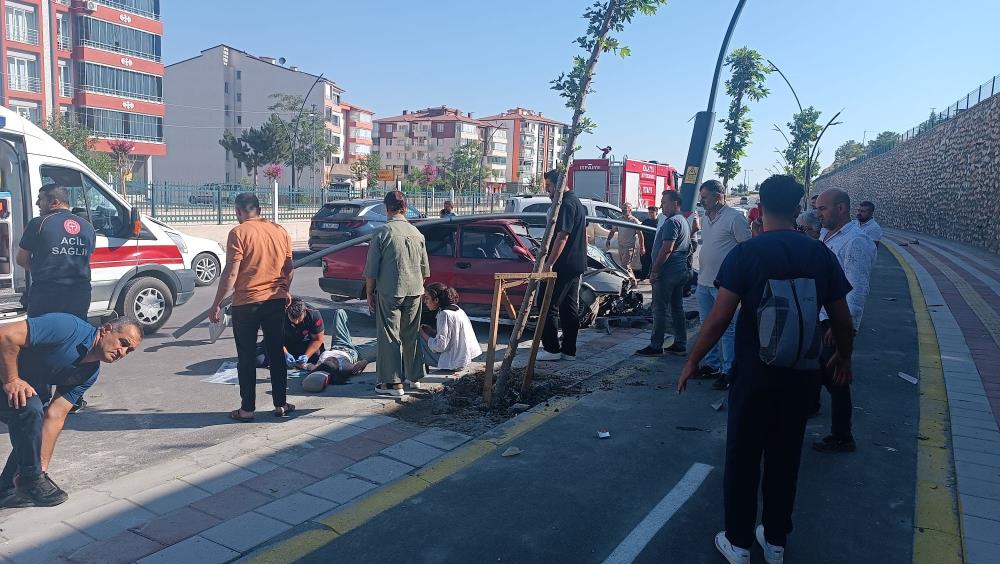 Kontrolden çıkan otomobil refüje çarptı: 4 yaralı