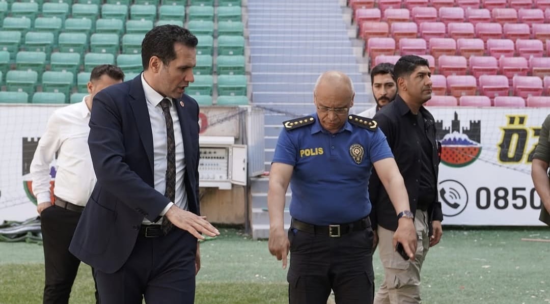 Diyarbakır İl Emniyet Müdürü Kaya, stadyum zeminini inceledi