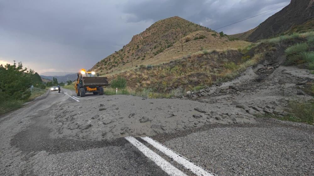VİDEO - Erzurum’da sel yolu kapattı