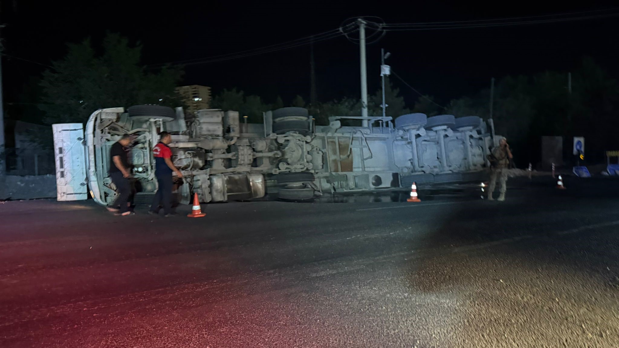 Kontrolden çıkan tır devrildi