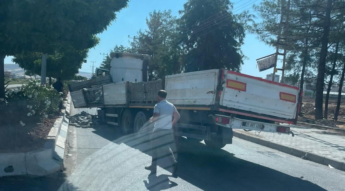 Seyir halindeki tırın dorsesi koptu