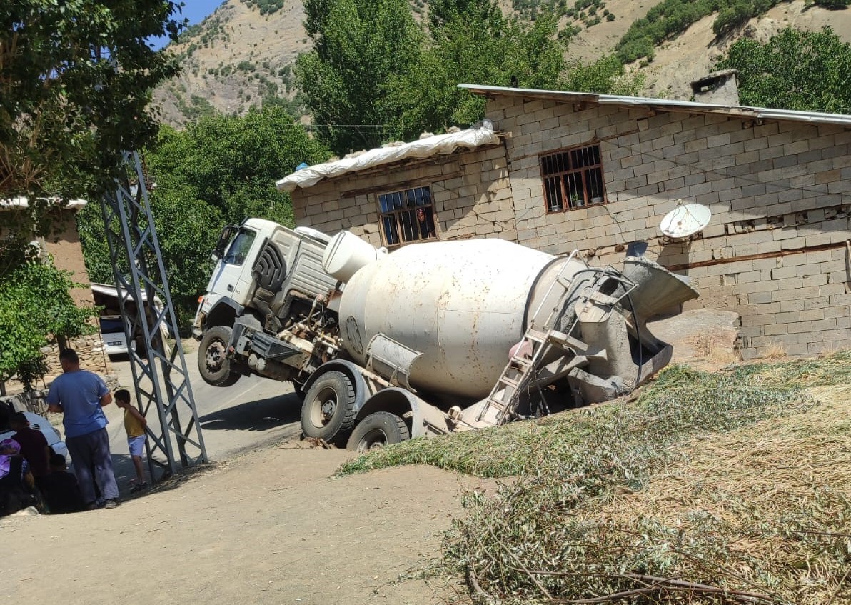 Beton mikseri ahırın üzerine devrildi