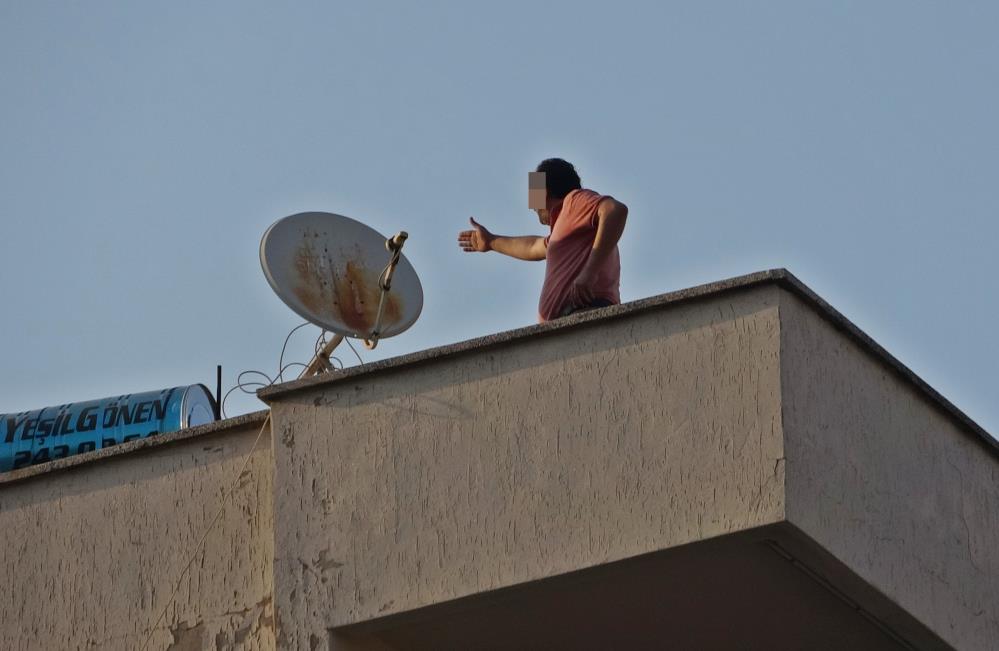 Karısına kızıp çatıya çıktı