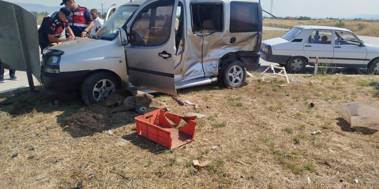 İki otomobil çarpıştı: 5 yaralı