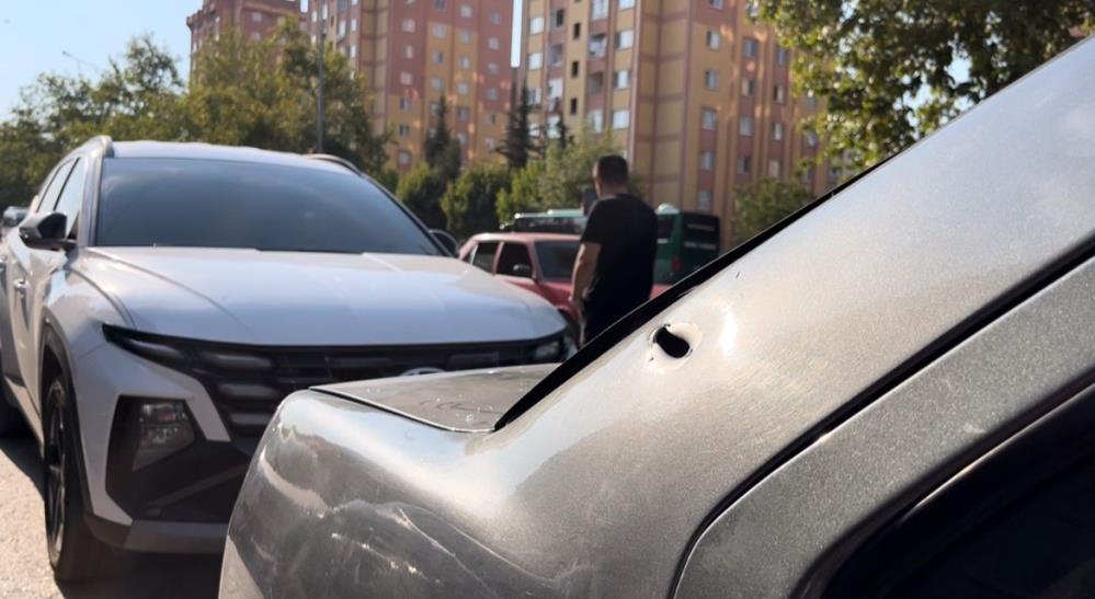 Rastgele ateş açtı, kurşunlar otomobillere isabet etti