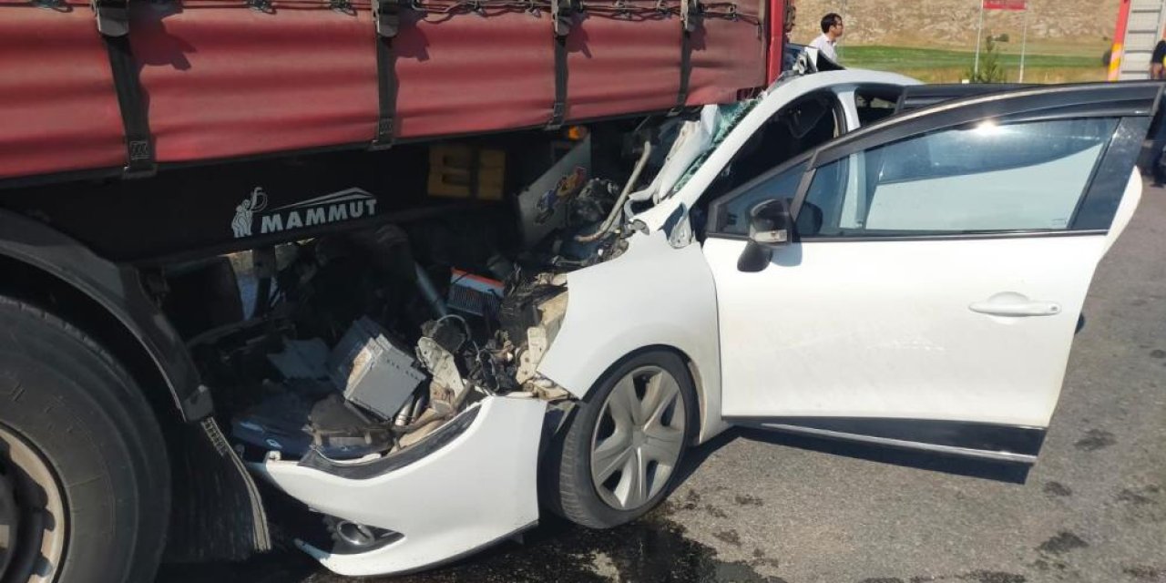 Otomobil tıra çarptı: 6 yaralı