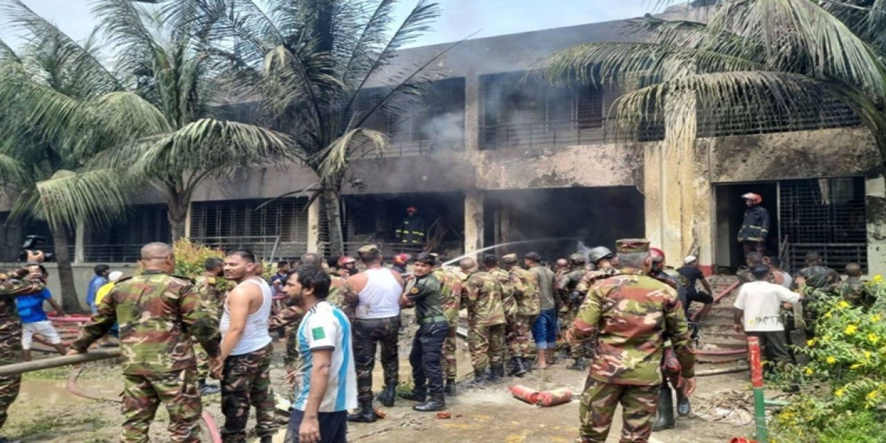 Okul kampüsüne savaş uçağı düştü: 18 ölü